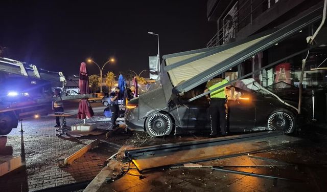 Bodrum’da Lüks Otomobil Börekçiye Daldı: 2 Yaralı