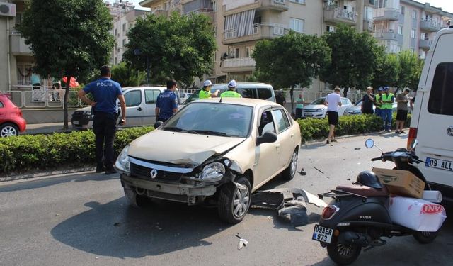Kontrolden Çıkan Otomobil Karşı Şeride Geçti: 2 Araç Çarpıştı