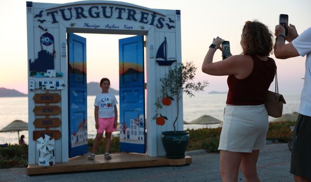 “Maviye Açılan Kapı” Turgutreis Sahiline Yerleştirildi