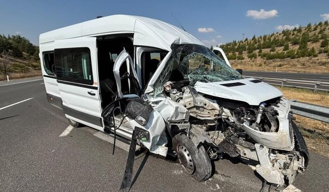 Servis Minibüsü Tıra Çarptı: 7 Yaralı
