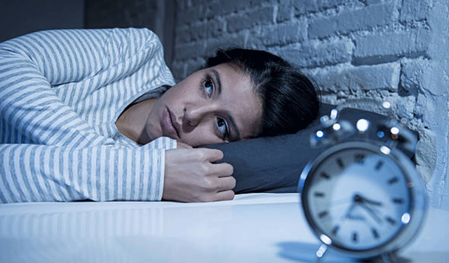 Gece Uykusu Bölünenler İçin Kritik Uyarı: Bedeniniz Gizli Bir Kriz Yaşıyor!