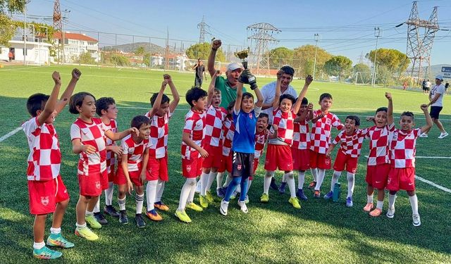 Düğerek Güneşspor 12 takım arasından şampiyon çıktı