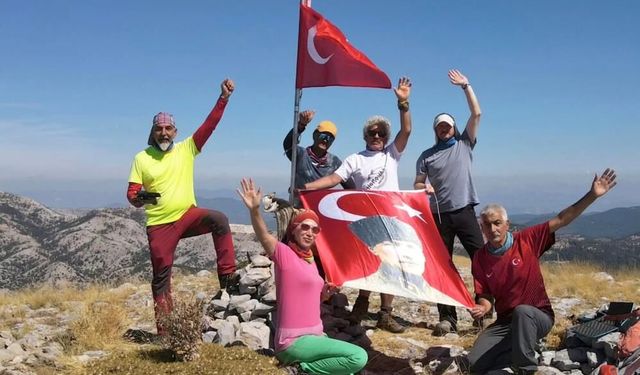 Ayuçtu Zirvesi’nde Gaziler Günü anısına Bayrak dalgalandırdılar
