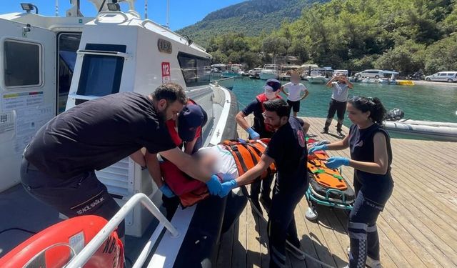 Fethiye açıklarında yaralanan kişi kıyıya tahliye edildi