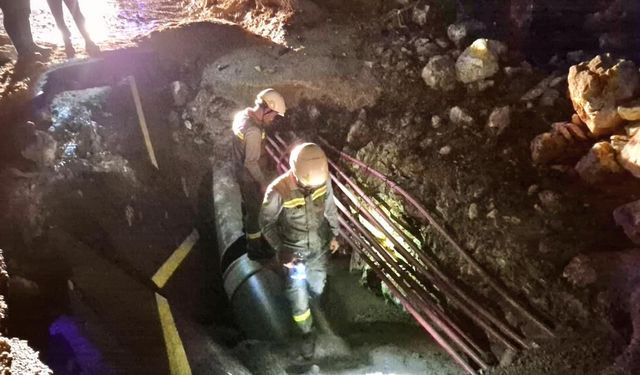 Bodrum’da ana isale hattı patladı, yolda dev çukur oluştu