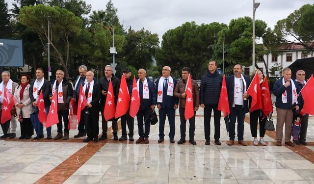 Muğla’da Emekli astsubaylar Atatürk Anıtı’na çelenk koydu