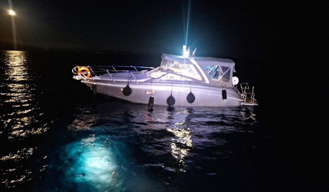 Marmaris’te tekne kayalıklara çarptı: 2 kişi kurtarıldı