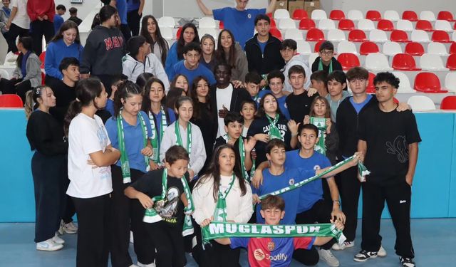 Muğlaspor okul sıralarına indi: Futbolcular öğrencilerle buluştu