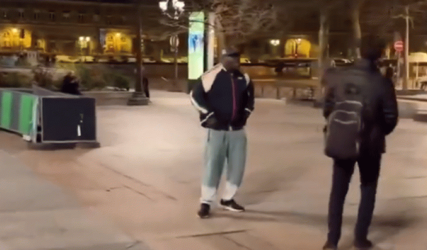 Paris Meydanında Erik Dalı Çalıp Oynadılar