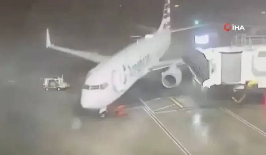 ABD'de etkili olan fırtına park halindeki yolcu uçağını döndürdü