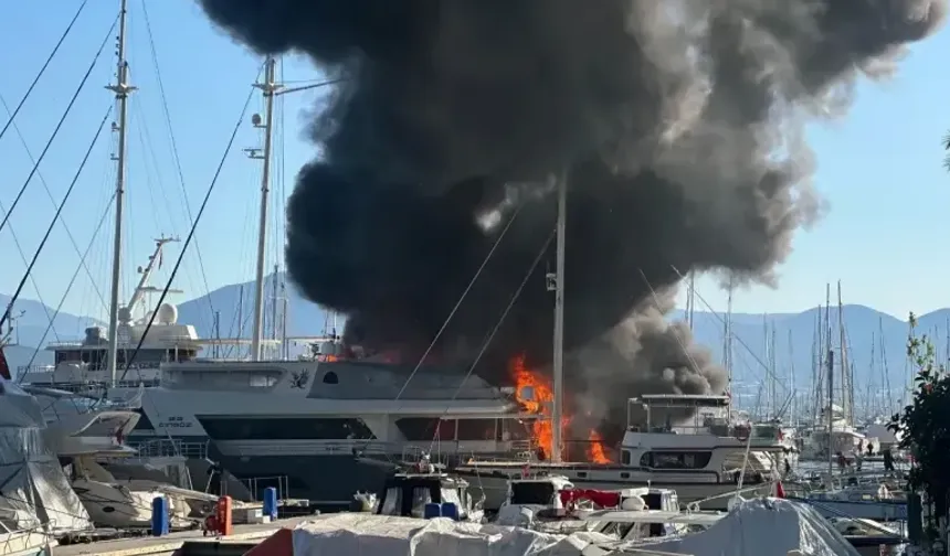 Fethiye’de Marina Yangını: Bir Motoryat ve Üç Tekne Kül Oldu, O Anlar Kameralara Böyle Yansıdı…