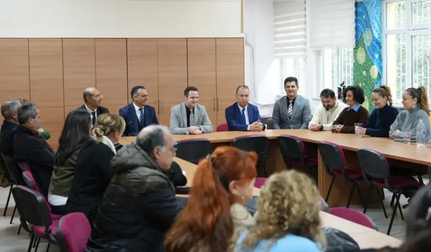 Emre Çay, öğrenci ve öğretmenlerle bir araya geldi