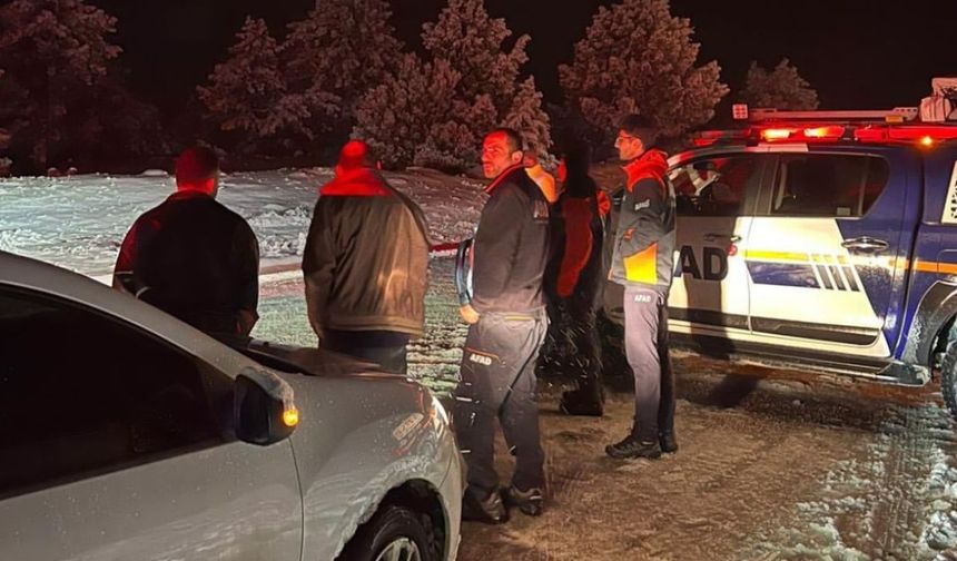 Kar Yağışı Nedeniyle Seydikemer’de Araçlar Mahsur Kaldı