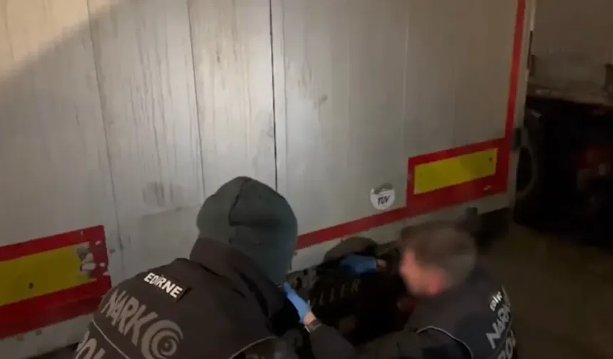 Bakan Yerlikaya: "220,7 kilogram kokain ve 69 kilogram skunk ele geçirildi"