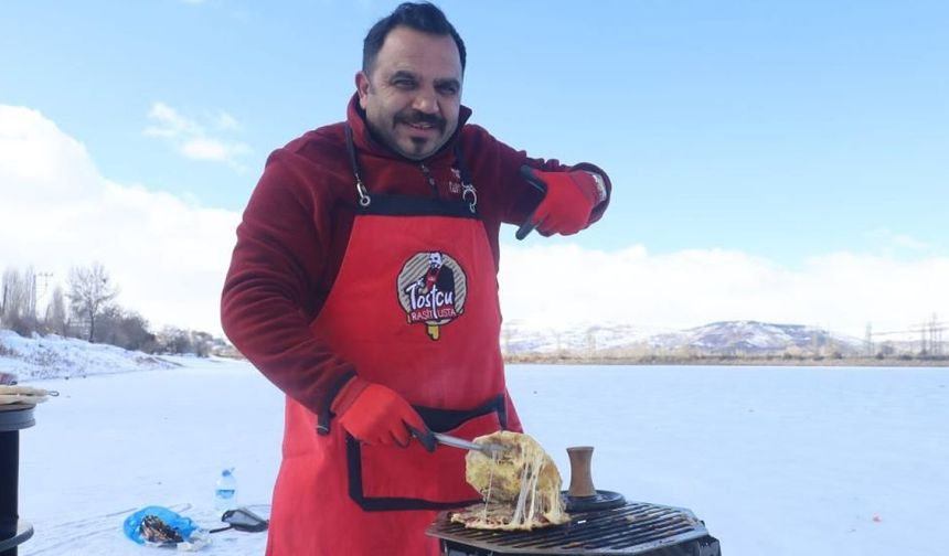 Soğuk havada şov yapmak isterken kendini yaktı