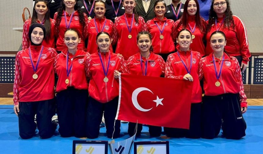 Türkiye Kadın Hokey Milli Takımı şampiyonluk kürsüsünde
