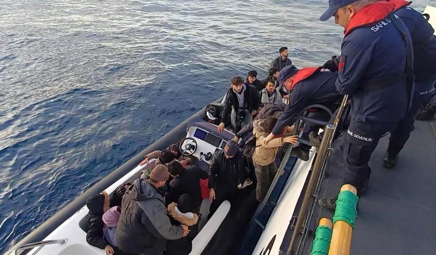 25 düzensiz göçmen ve 2 göçmen kaçakçılığı şüphelisi yakalandı