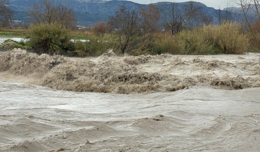 Seydikemer'de Eşen Çayı taştı