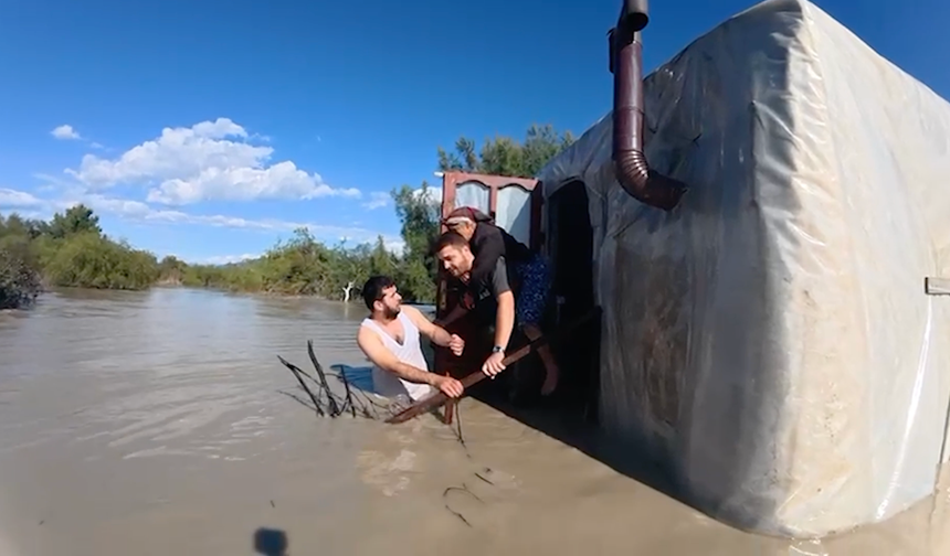 Muğla’da selde mahsur kalan 90 yaşındaki kadın kurtarıldı