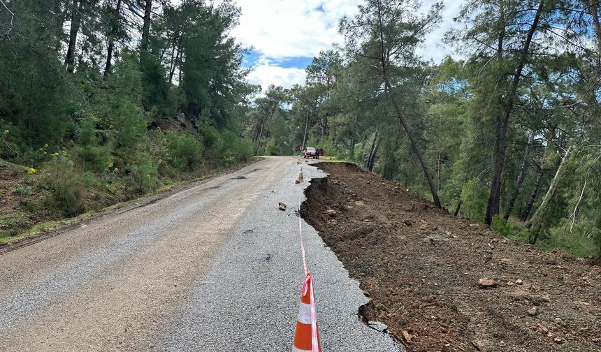 Ortaca’da heyelan yolu kapattı