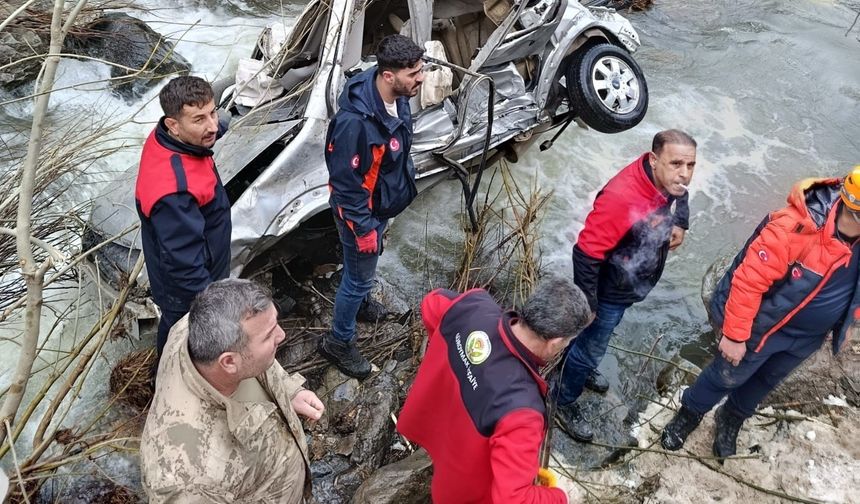 Otomobil uçuruma yuvarlandı: 3 ölü, 5 ağır yaralı
