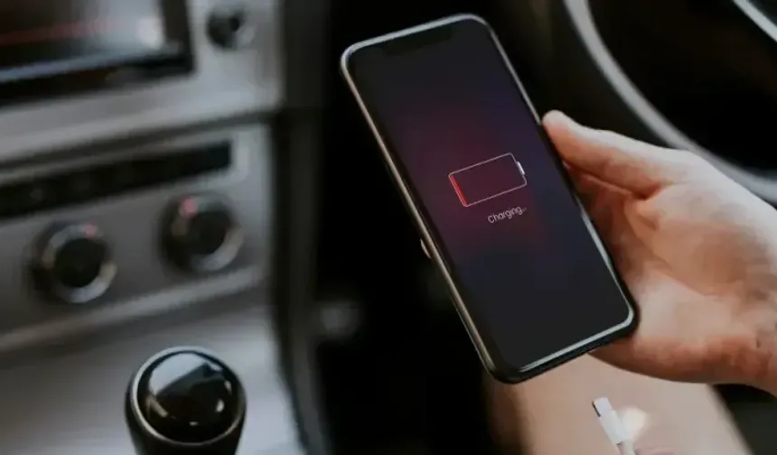 Telefonunuzun Şarjı Neden Hızla Bitiyor? Pil Ömrünü Uzatan Altın Kurallar Açıklandı