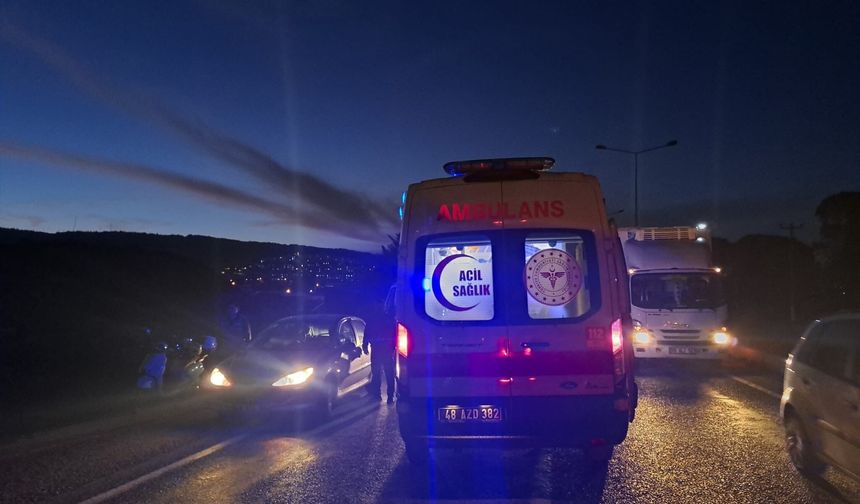 Menteşe’de Motorlu Kurye Bayrakçıya Çarptı: 2 Yaralı