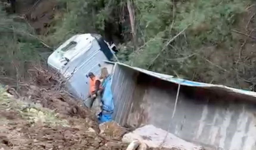 Milas’ta tır şarampole devrildi: 1 yaralı