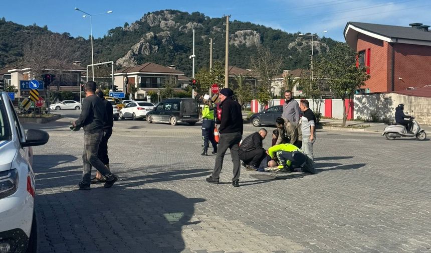 Marmaris’te otomobil yayaya çarptı, sürücü gözaltına alındı