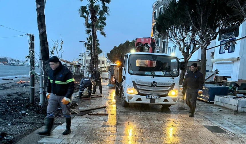 Belediye ekiplerinden fırtına ve yağmur sonrası kapsamlı temizlik