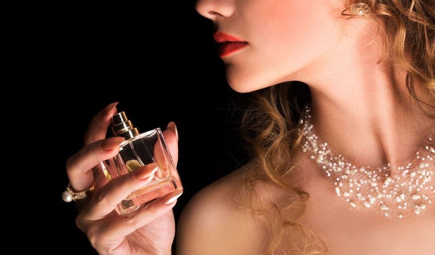 Bir Parfüm Neden İlk Anda Büyüler, Saatler Sonra Vazgeçilmez Olur?