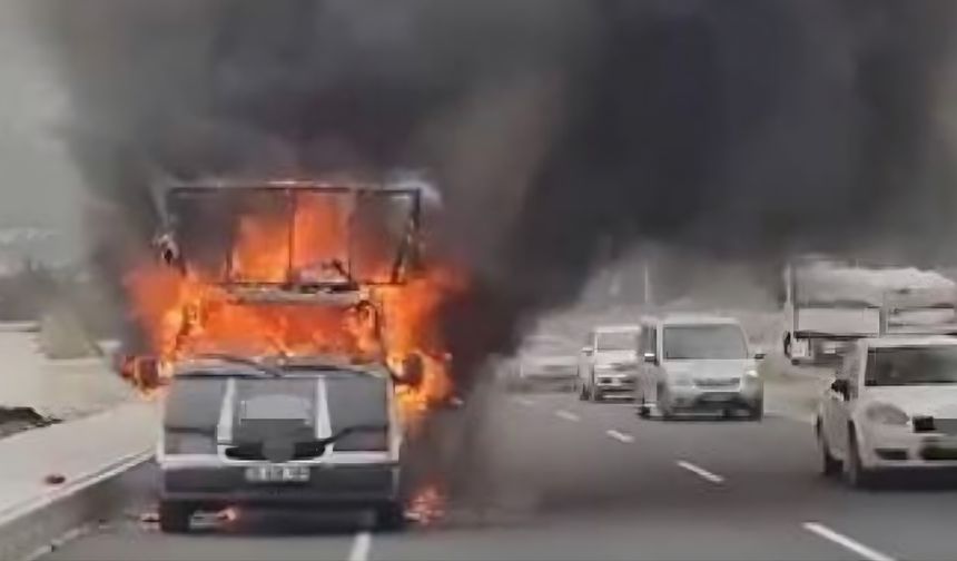 Denizli'de seyir halindeki araç alevlere teslim oldu