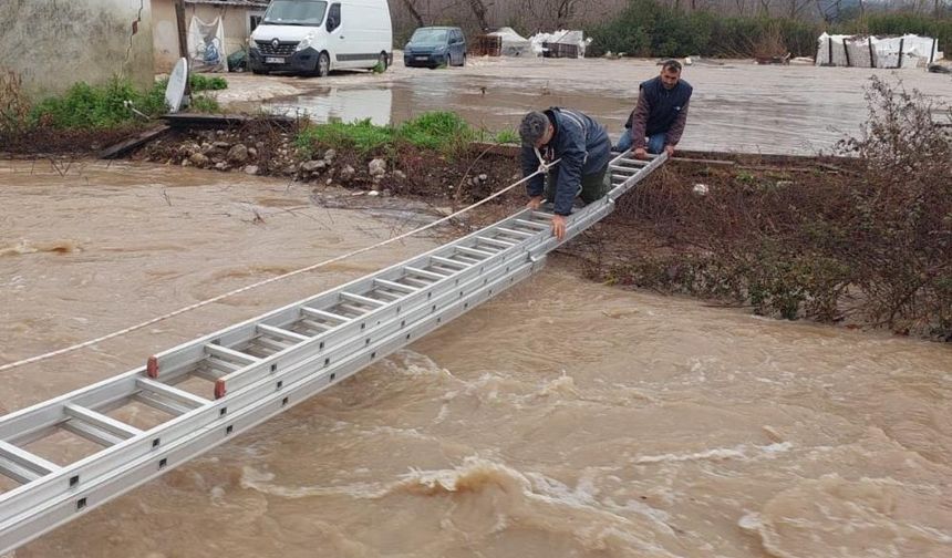 Seydikemer'de Selde Mahsur Kalan 2 Kişi Kurtarıldı
