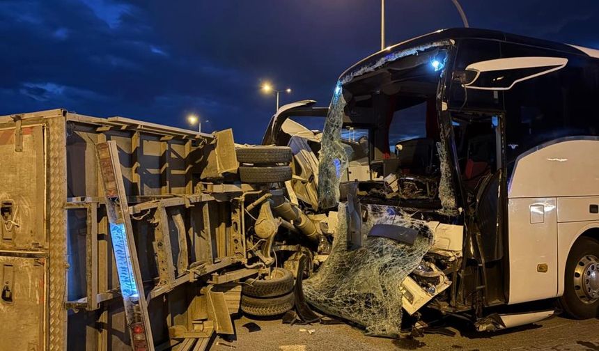 Otobüs ve Kamyonet Çarpıştı: 5 yaralı!