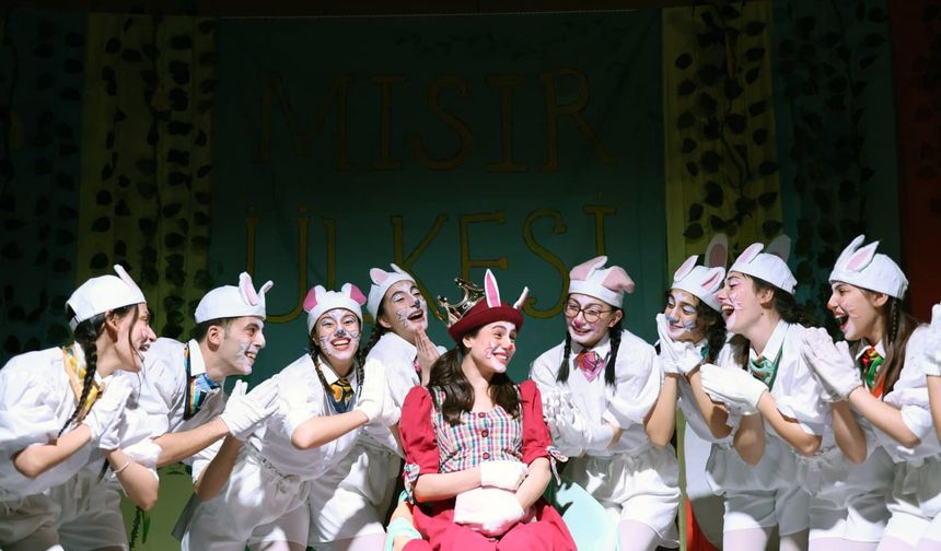 Menteşe Belediye Tiyatrosu Acıpayam’da Alkış Topladı