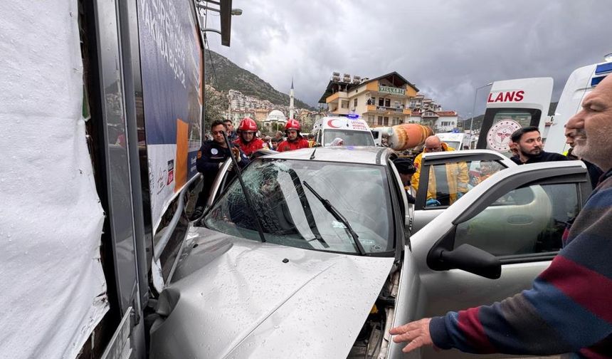 Fethiye’de otomobil duvara çarptı: 1 ölü, 2 yaralı