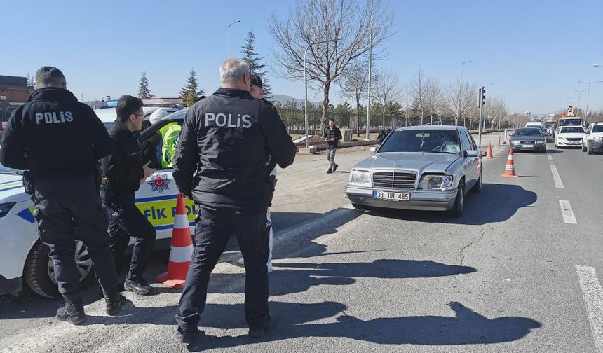 Otomobilin Çarptığı 15 Yaşındaki Kız Ağır Yaralandı