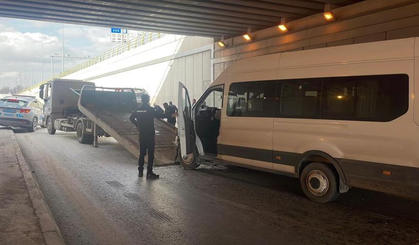 Servis Aracı ile Otomobil Çarpıştı: 5 Yaralı