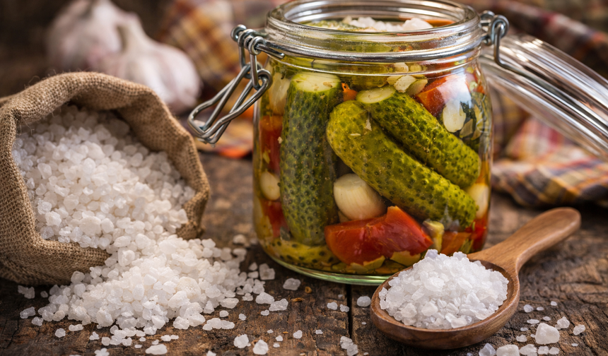 Turşu Kurarken Herkes Aynı Hatayı Yapıyor! Asıl Sır Meğer Tuzdaymış