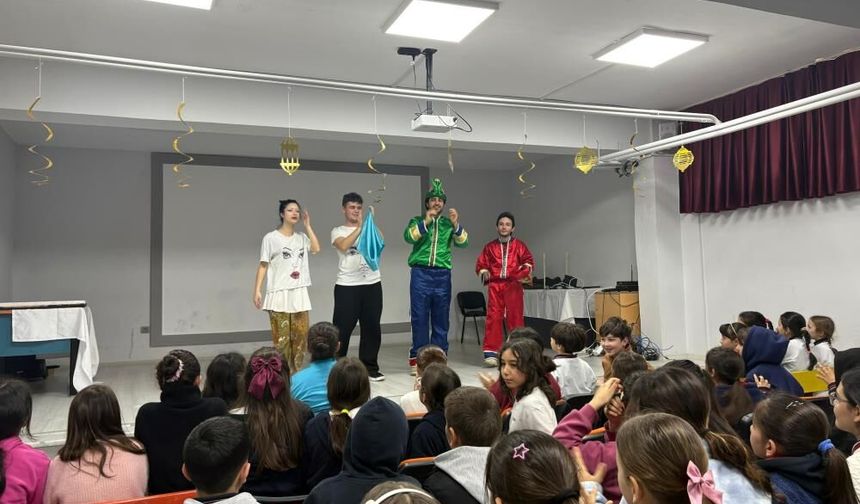 Menteşe’de Hacivat ve Karagöz Rüzgarı: Gönüllü Gençler Sahne Aldı