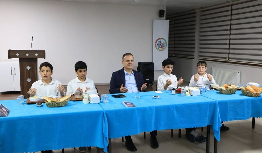 Vali Akbıyık, Kur’an Kursu Öğrencileriyle İftarda Buluştu