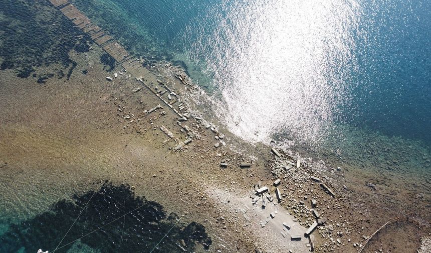 Bodrum’da deniz çekildi, kral yolu ortaya çıktı