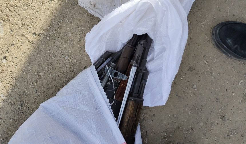 Polisten kaçarken içi kalaşnikof dolu çuvalı yola attılar