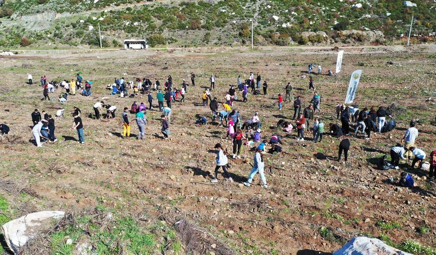 Marmaris’te öğrenciler fidanları toprakla buluşturdu