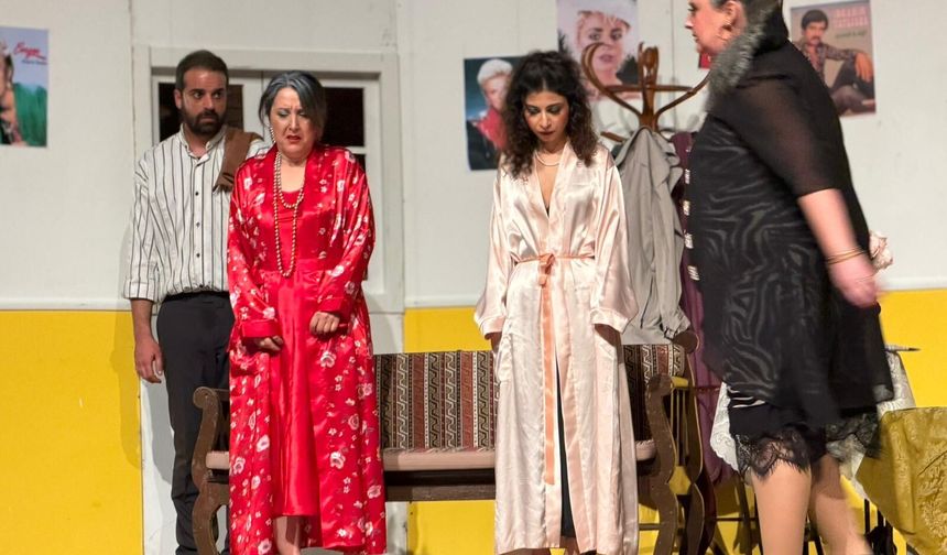 Kadınların Hikâyesi Sahneye Taşındı: “Kadıncıklar”a Büyük İlgi