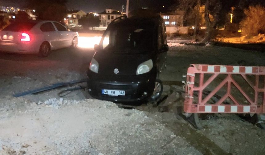 Muğla'da uyarı levhası olmayan çukur kazaya neden oldu