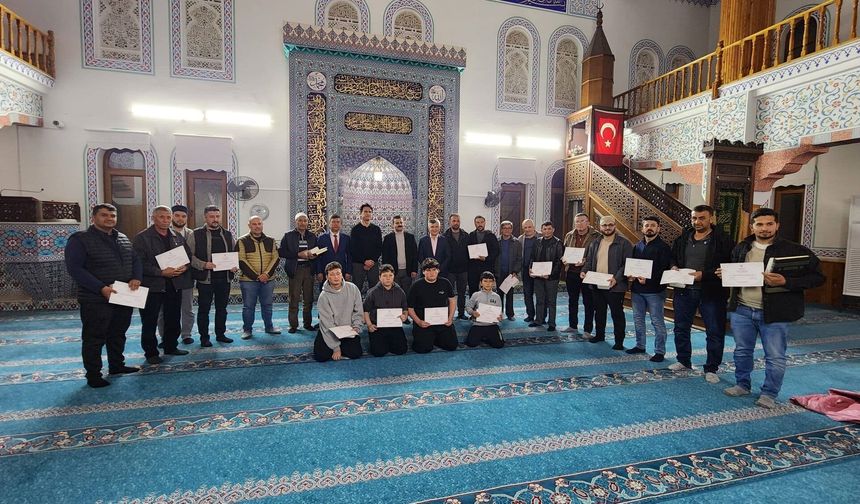 Köyceğiz’de Kur’an eğitimi alan kursiyerlere belge verildi
