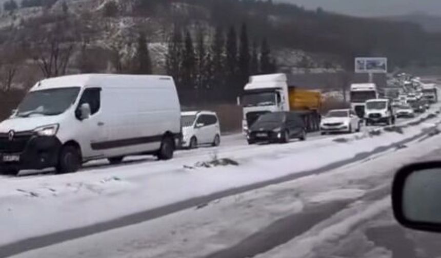 Muğla’da Dolu Yağışı Yolu Beyaza Bürüdü, Trafik Aksadı