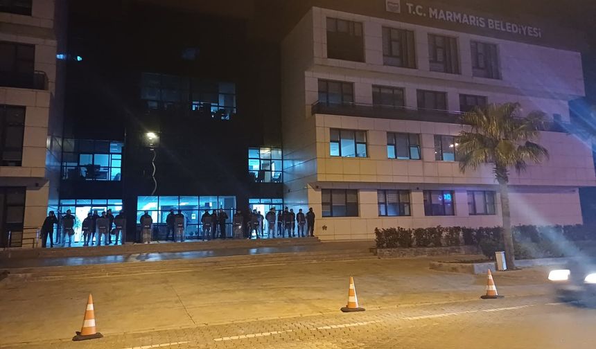 Marmaris Belediyesi Önünde Gece Hareketliliği: Operasyon İddiası