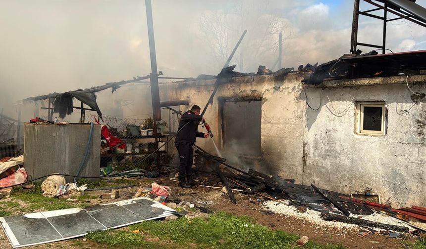 Alevlerin ortasında mucize kurtuluş: İki çocuk son anda çıkarıldı